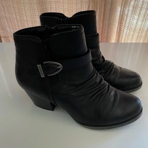 BARETRAPS Ruby Ankle Booties 5.5 Black Buckle 2” Heel Vegan Leather